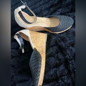Apt. 9 Stylish Black and Tan Wedge Shoes. Size 10M